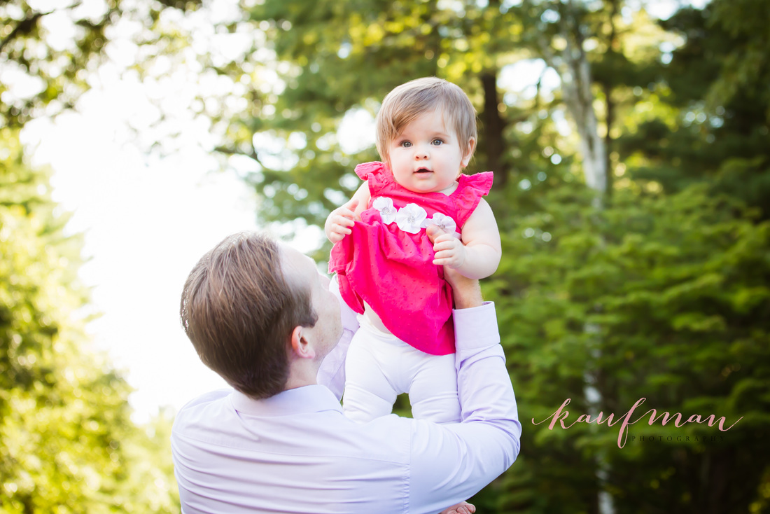 Picture of a baby girl. Picture at an outdoor photo session. Baby Photo Session. 