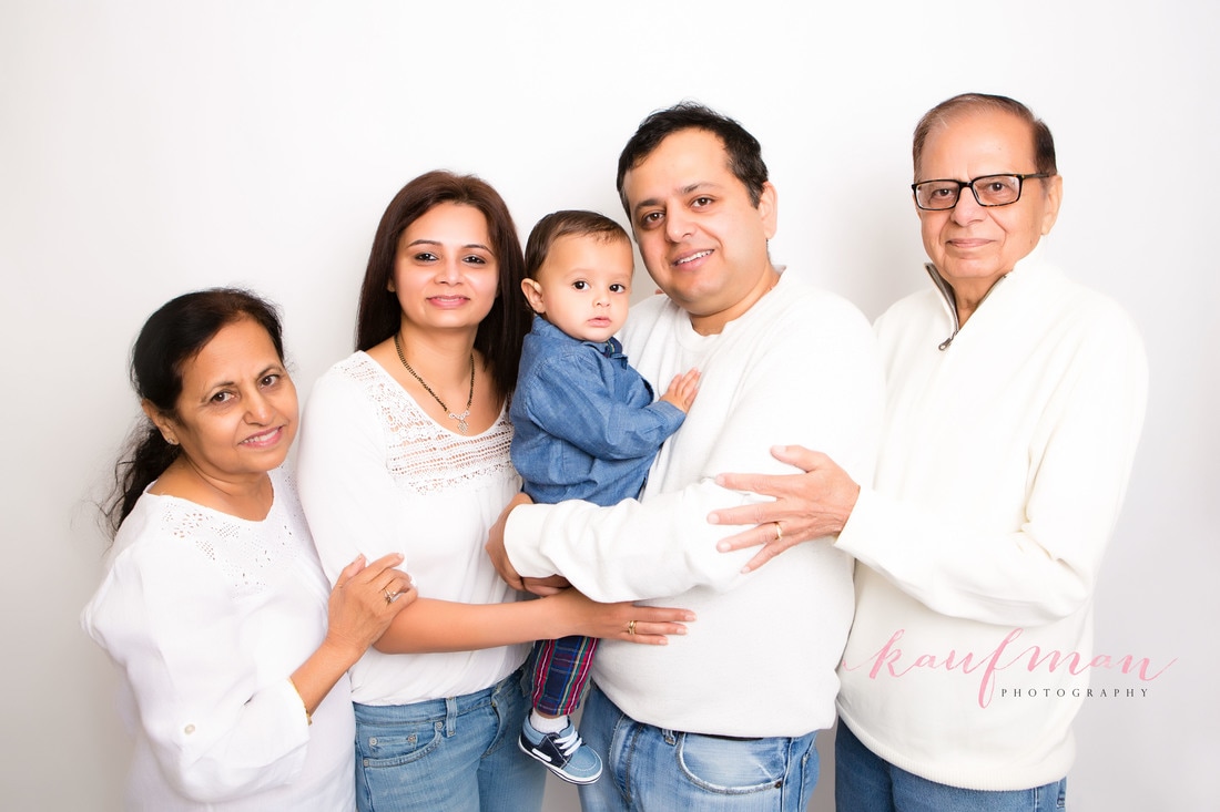 Large family photo session, picture with grandparents, extended family photo session, 1 year old photo, photo of 1 year old, 1 year photo session, first birthday photo session, family photo session, picture of mom and child