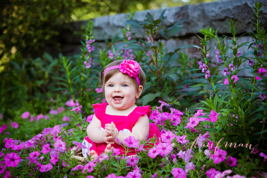 Picture of a baby girl. Picture at an outdoor photo session. Baby Photo Session. 
