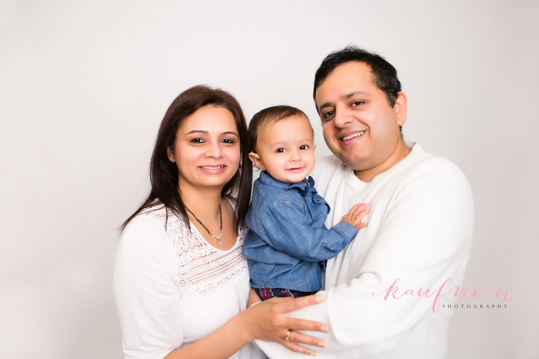 family picture, picture of baby with parents, 1 year old photo, photo of 1 year old, 1 year photo session, first birthday photo session, family photo session, picture of mom and child